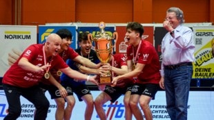 Wels feierte bereits mit dem Pokal – aber bleibt‘s beim Meistertitel? (Bild: GEPA)