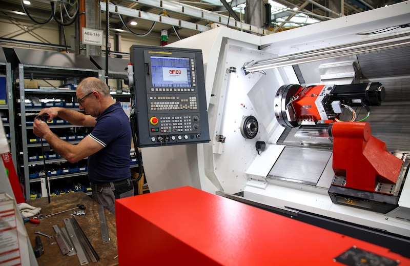 Thomas Krispler in der Maschinenproduktion – dort setzt man künftig auf Baukastensysteme, um effizienter zu sein. (Bild: Tröster Andreas)