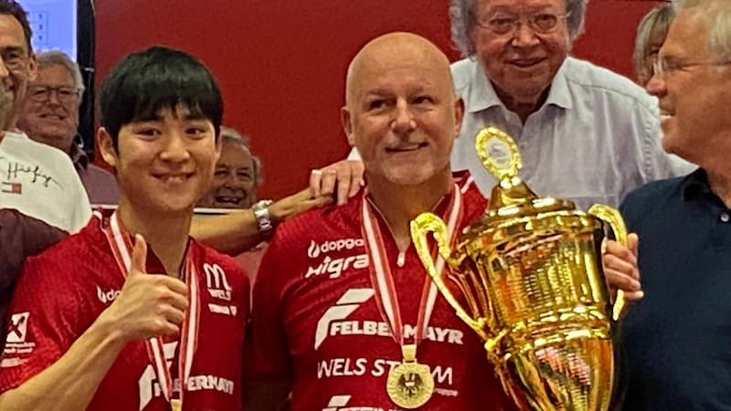 Park Ghangyeon mit Wels-Coach David Huber und dem Meisterpokal (Bild: Oliver Gaisbauer)