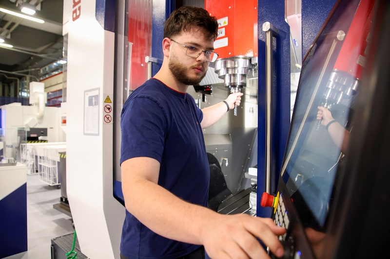 Simon Putz an der neuesten Fräsmaschine, die bei Emco in Hallein produziert wird.  (Bild: Tröster Andreas)