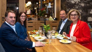 Mikl-Leitner, WKNÖ-Präsident Wolfgang Ecker und Spartenobmann Mario Pulker im Gasthaus Plank in ...