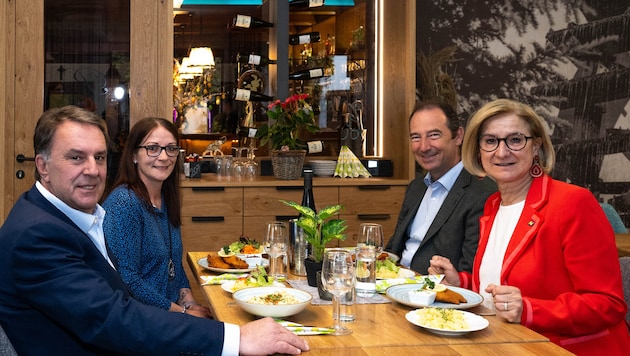 Mikl-Leitner, WKNÖ-Präsident Wolfgang Ecker und Spartenobmann Mario Pulker im Gasthaus Plank in Oberwölbling. (Bild: NLK Filzwieser)