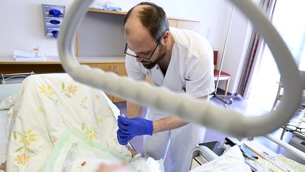 Mehr Ausbildungsplätze und bessere Arbeitsbedingungen sollen die Personalnot lindern.