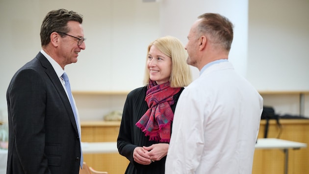 LH-Vize Christine Haberlander (ÖVP) hält den Vorstand der Gesundheitsholding (li. Franz Harnoncourt) schon seit Monaten quasi „mit dem Lasso“ zurück (Bild: Peter C. Mayr)