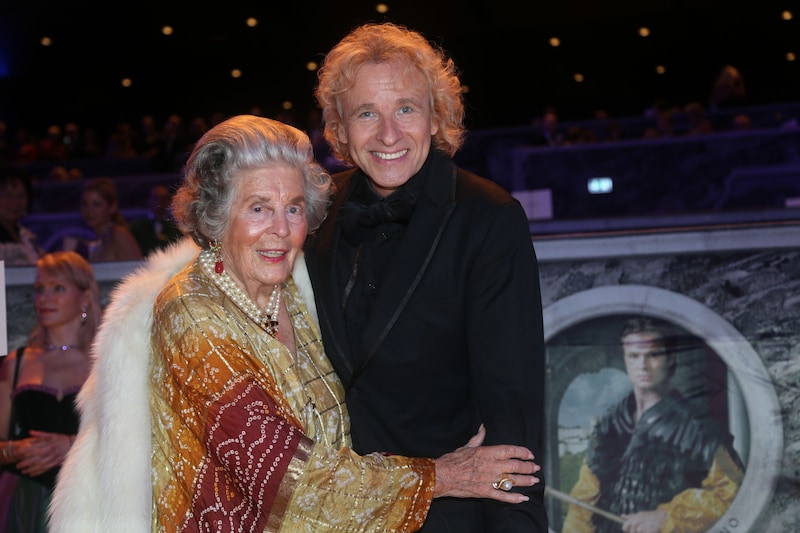 Am Festspielball: Marianne Sayn-Wittgenstein-Sayn mit Entertainer Thomas Gottschalk (Bild: Neumayr Franz)