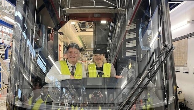 Der Grazer Finanzstadtrat Manfred Eber (KPÖ) und Vizebürgermeisterin Judith Schwentner (Grüne) durften in der neuen Bim probesitzen.  (Bild: Michaela Holzinger)