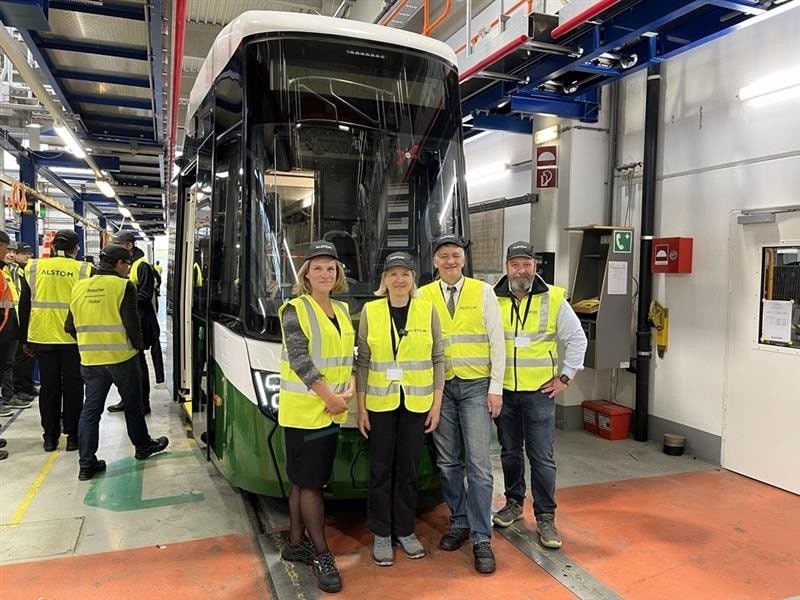 Lilian Meyer (Managing Director bei Alstom Österreich), Judith Schwentner, Manfred Eber und Mark Perz vor der neuen Straßenbahn. (Bild: Michaela Holzinger)