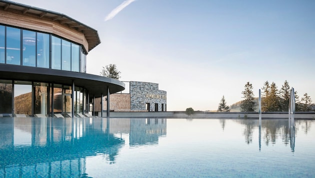 Eingebettet in das steirische Almenland, lässt das Hotel Pierer keine Wünsche offen. (Bild: Harald Eisenberger)