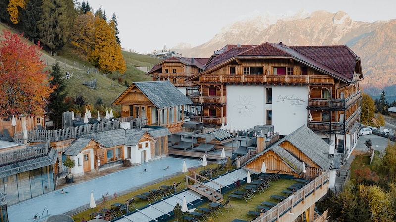 Vor der atemberaubenden Kulisse der Schladminger Tauern lädt das Natur- und Wellnesshotel Höflehner Gäste zur Erholung ein. (Bild: Höflehner)