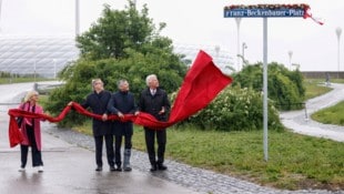 (V.l.) Heidi Beckenbauer an der Seite von Jan-Christian Dreesen, Herbert Hainer und Bürgermeister Dieter Reiter (Bild: APA/AFP)