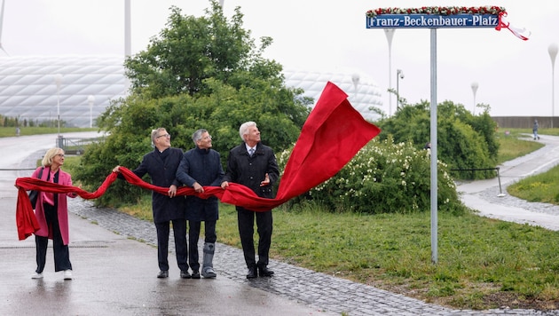 (V.l.) Heidi Beckenbauer an der Seite von Jan-Christian Dreesen, Herbert Hainer und Bürgermeister Dieter Reiter (Bild: APA/AFP)