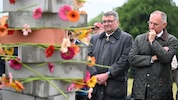 Innenminister Karner und Staatssekretär Leichtfried nahmen an der Gedenkfeier teil. (Bild: APA/BARBARA GINDL)