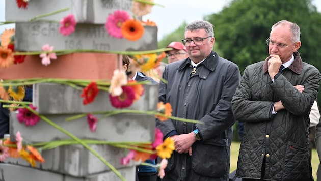 Innenminister Karner und Staatssekretär Leichtfried nahmen an der Gedenkfeier teil. (Bild: APA/BARBARA GINDL)