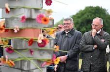 Innenminister Karner und Staatssekretär Leichtfried nahmen an der Gedenkfeier teil. (Bild: APA/BARBARA GINDL)