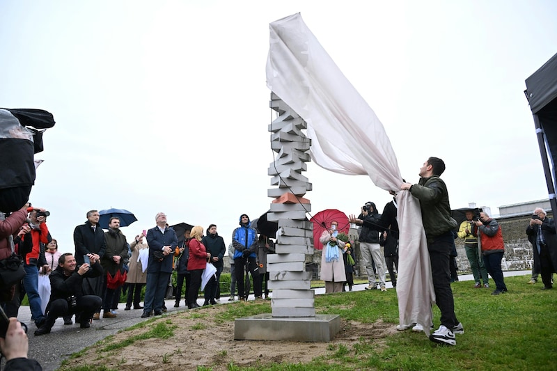 Die Säule besteht aus gestapelten dreiseitigen Betonprismen, die die Ortsnamen der einstigen Außenlager sowie Mauthausen und die Entfernungen zum Aufstellungsort anführen. Die Spitzen der Prismen zeigen jeweils in die Richtungen der Außenlager. (Bild: APA/BARBARA GINDL)