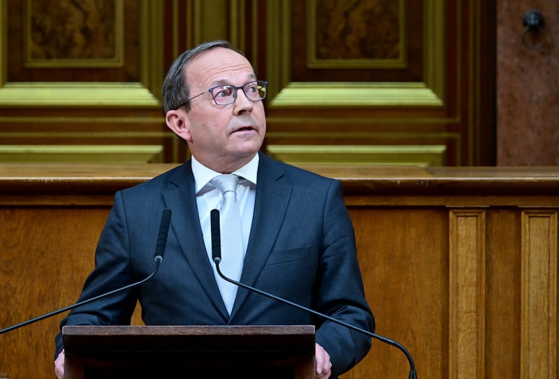 Der Zweite Nationalratspräsident Peter Haubner (ÖVP) hielt die Eröffnungsrede beim Mauthausen-Gedenken im Parlament. (Bild: APA/ROLAND SCHLAGER)