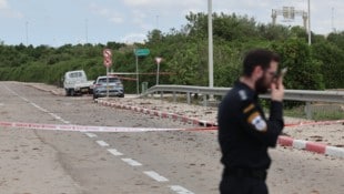 Abgeriegelte Zufahrtstraßen zum Flughafen nach dem Raketenangriff (Bild: EPA/ABIR SULTAN)