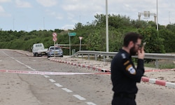 Abgeriegelte Zufahrtstraßen zum Flughafen nach dem Raketenangriff