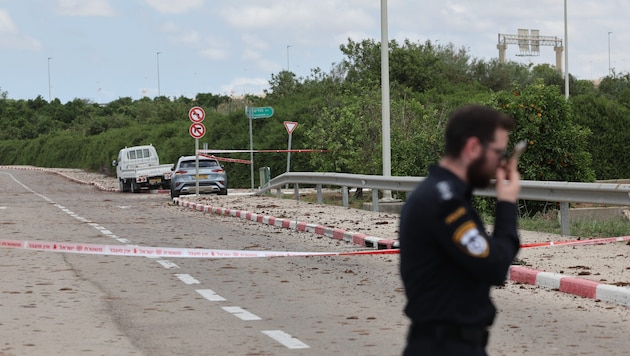 Abgeriegelte Zufahrtstraßen zum Flughafen nach dem Raketenangriff (Bild: EPA/ABIR SULTAN)