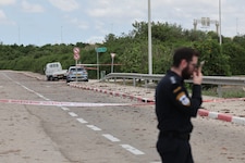 Abgeriegelte Zufahrtstraßen zum Flughafen nach dem Raketenangriff (Bild: EPA/ABIR SULTAN)