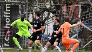 Thal/Asslings Goalie-Held Ayotunde Ezekiel Ikuepamitan (li.) rettete seiner Elf einen Punkt. (Bild: Sobe Hermann)