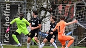 Thal/Asslings Goalie-Held Ayotunde Ezekiel Ikuepamitan (li.) rettete seiner Elf einen Punkt. (Bild: Sobe Hermann)