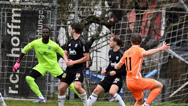Thal/Asslings Goalie-Held Ayotunde Ezekiel Ikuepamitan (li.) rettete seiner Elf einen Punkt. (Bild: Sobe Hermann)