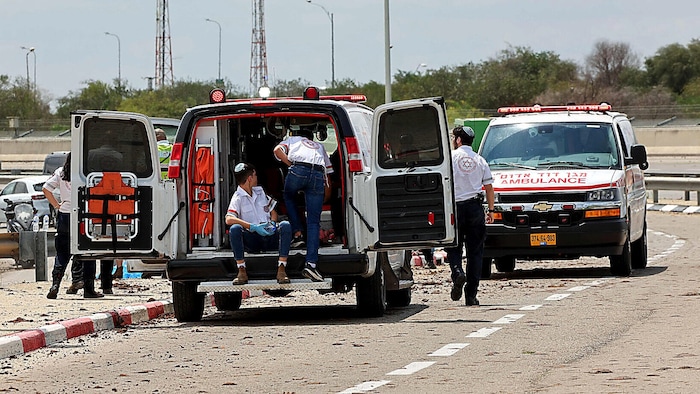 Israelische Rettungskräfte nach dem Houthi-Angriff auf den Ben-Gurion-Flughafen