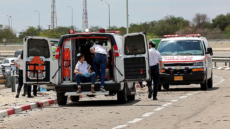 Israelische Rettungskräfte nach dem Houthi-Angriff auf den Ben-Gurion-Flughafen (Bild: AFP/JACK GUEZ)