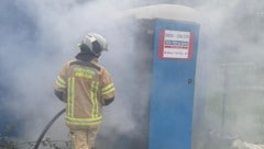 In Kufstein in Tirol brannte plötzlich eine Toilettenkabine. (Bild: ZOOM Tirol)