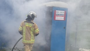 In Kufstein in Tirol brannte plötzlich eine Toilettenkabine. (Bild: ZOOM Tirol)