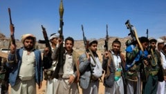 Houthi-Kämpfer beim Begräbnis mehrerer Kameraden (Bild: EPA/YAHYA ARHAB)