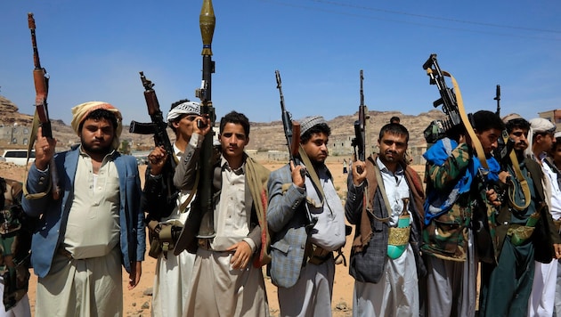 Houthi-Kämpfer beim Begräbnis mehrerer Kameraden (Bild: EPA/YAHYA ARHAB)