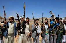 Houthi-Kämpfer beim Begräbnis mehrerer Kameraden (Bild: EPA/YAHYA ARHAB)