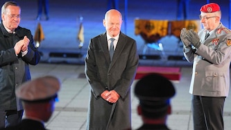 Großer Zapfenstreich für Olaf Scholz, der von Verteidigungsminister Boris Pistorius (links) als „Staatsmann“ gewürdigt wurde (Bild: AFP/MICHAEL KAPPELER)