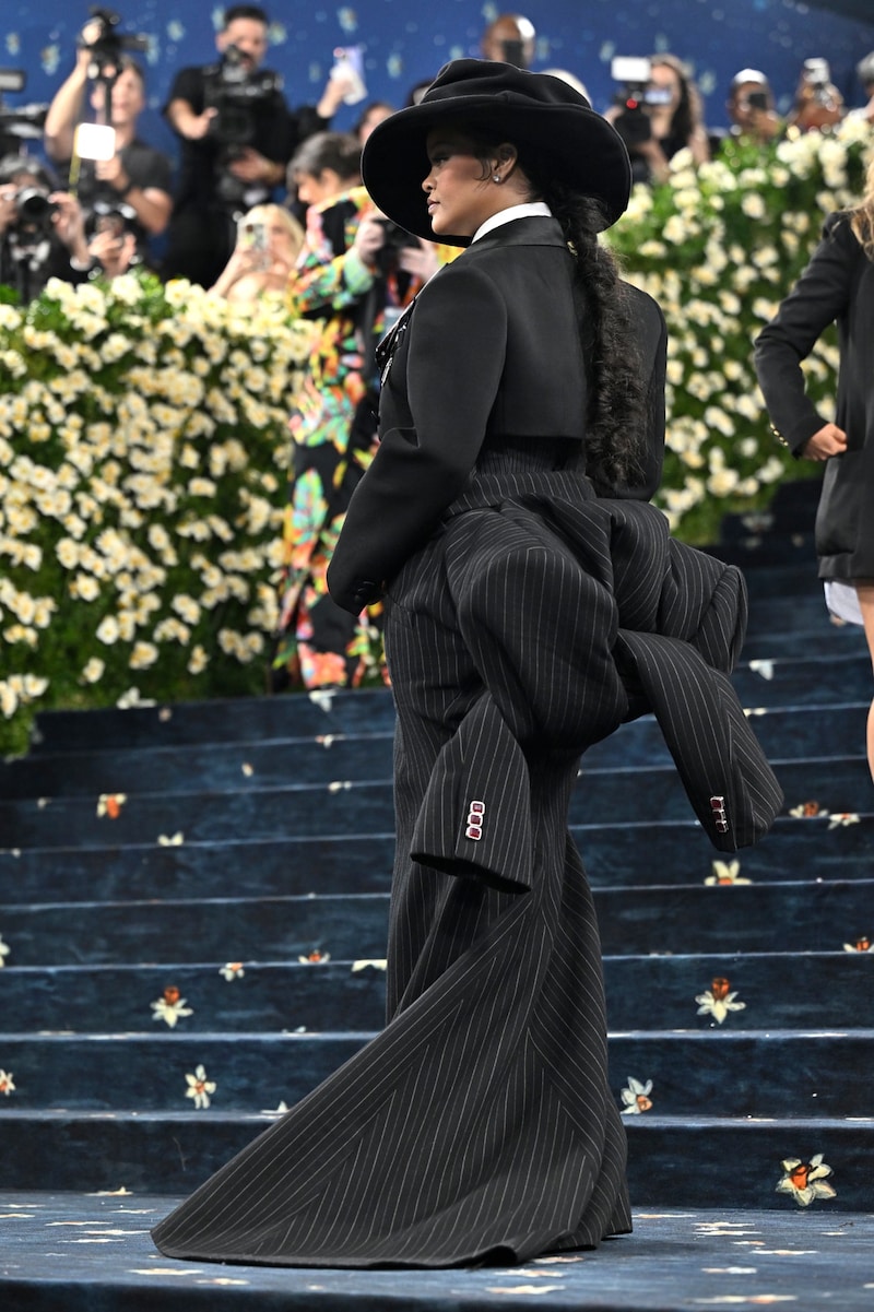 Rihanna mit Babybauch bei der Met-Gala (Bild: AP/Evan Agostini)