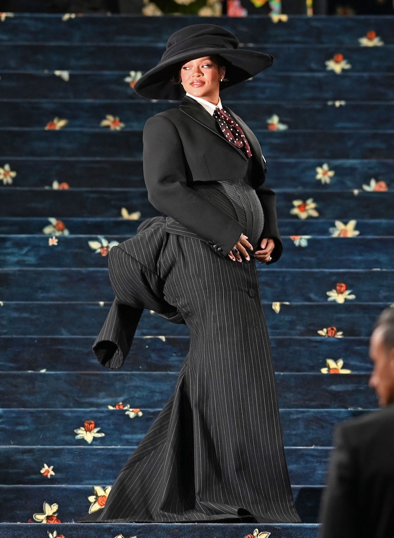 Rihanna mit Babybauch bei der Met-Gala (Bild: AFP/ANDREA RENAULT)