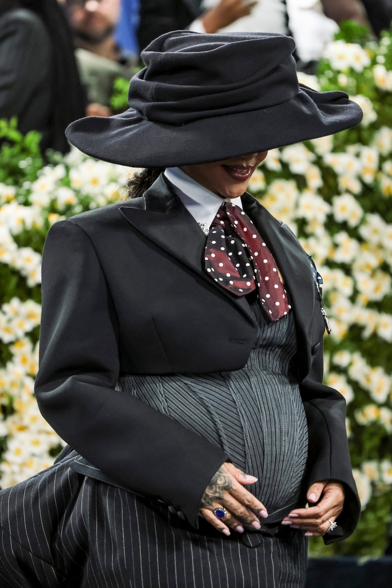 Rihanna mit Babybauch bei der Met-Gala (Bild: EPA/JUSTIN LANE)