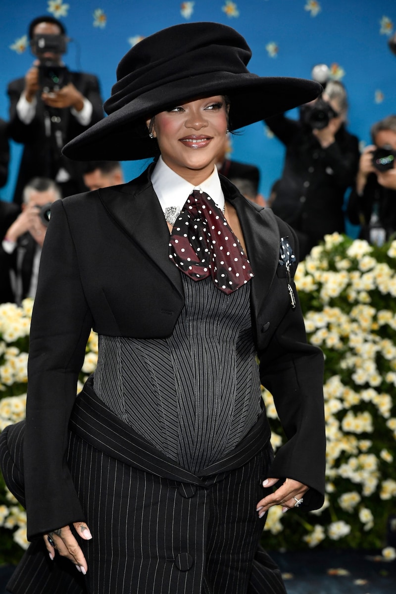 Rihanna mit Babybauch bei der Met-Gala (Bild: AP/Evan Agostini)