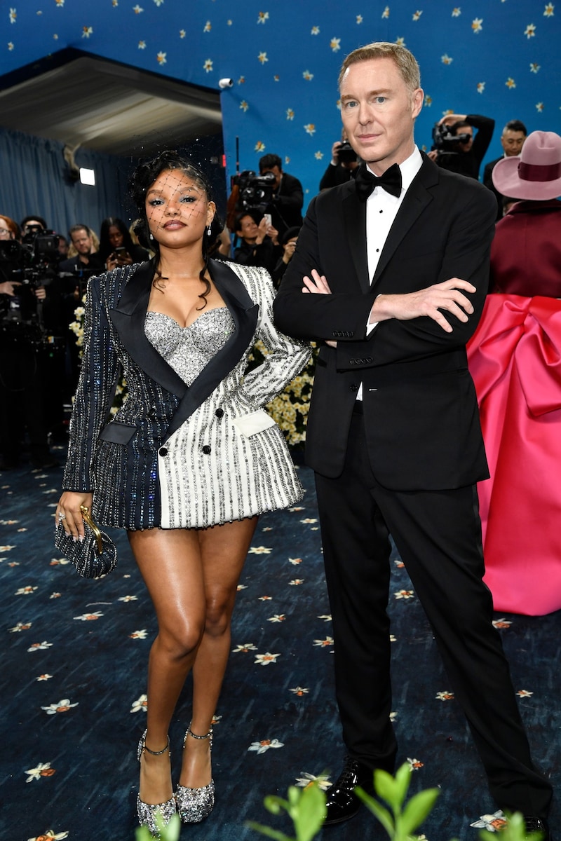 Schauspielerin Halle Bailey und Stuart Vevers (Bild: AP/Evan Agostini)