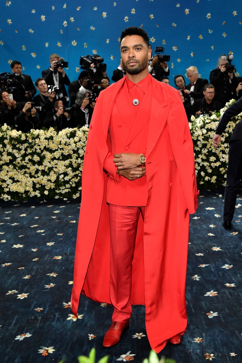 Regé-Jean Page einen maßgeschneiderten Look von Brioni (Bild: AP/Evan Agostini)