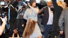 Vor der Met-Gala zeigte sich Sängerin Rihanna mit Babybauch vor dem New Yorker Carlyle Hotel.