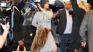 Vor der Met-Gala zeigte sich Sängerin Rihanna mit Babybauch vor dem New Yorker Carlyle Hotel.