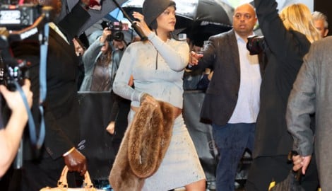 Vor der Met-Gala zeigte sich Sängerin Rihanna mit Babybauch vor dem New Yorker Carlyle Hotel. (Bild: Kylie Cooper / REUTERS / picturedesk.com)