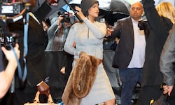 Vor der Met-Gala zeigte sich Sängerin Rihanna mit Babybauch vor dem New Yorker Carlyle Hotel.