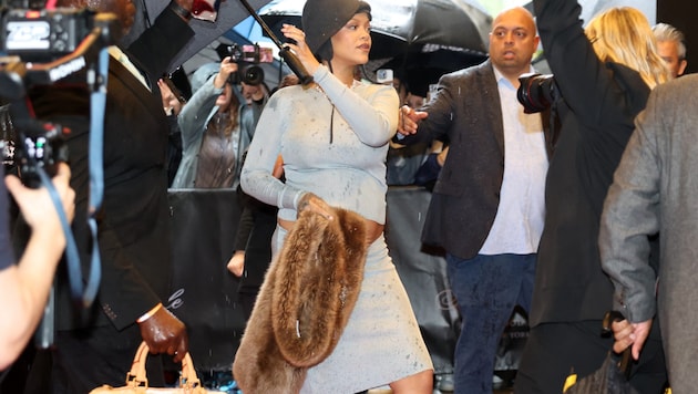 Vor der Met-Gala zeigte sich Sängerin Rihanna mit Babybauch vor dem New Yorker Carlyle Hotel. (Bild: Kylie Cooper / REUTERS / picturedesk.com)
