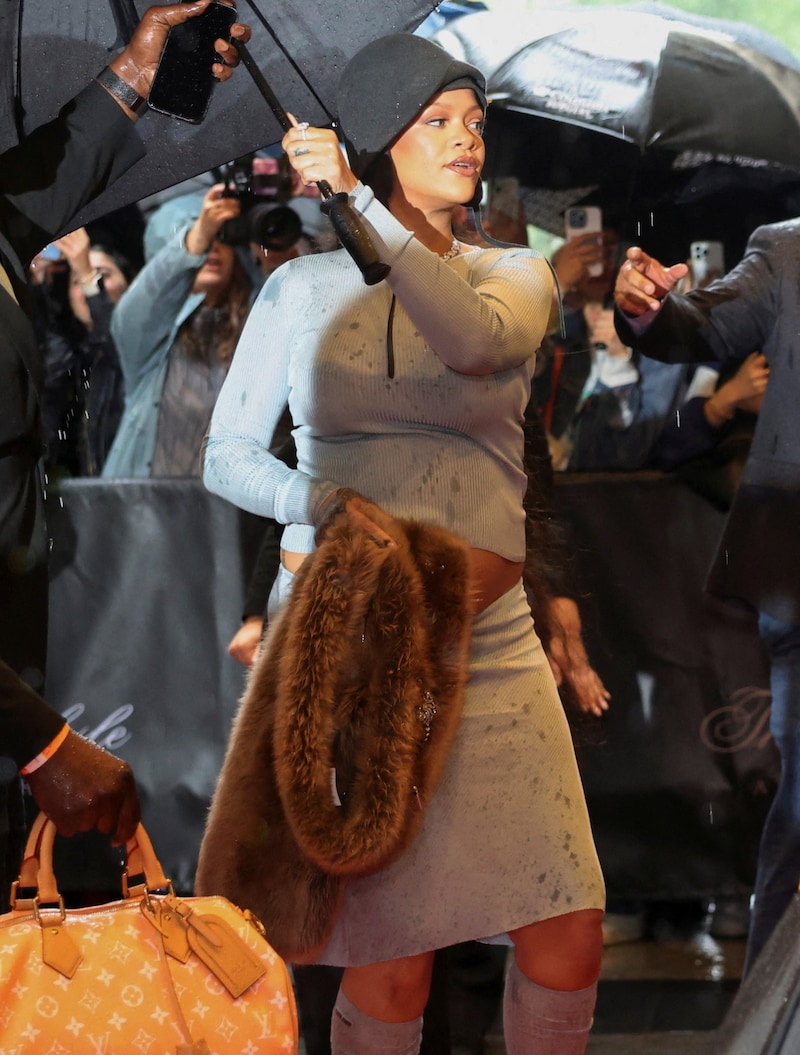 Rihanna vorm Carlyle Hotel mit keck hervorblitzendem Babybauch (Bild: Kylie Cooper / REUTERS / picturedesk.com)