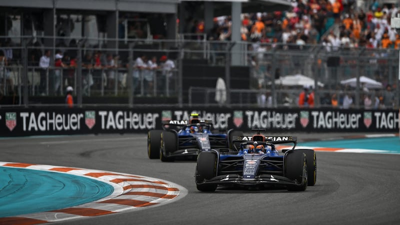 Alexander Albon zog rasch an Carlos Sainz vorbei. (Bild: AFP/APA/Getty Images via AFP/GETTY IMAGES/Rudy Carezzevoli)