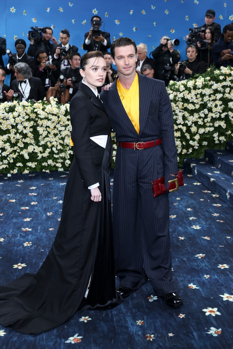 Die „White Lotus“-Stars Aimee Lou Wood und Patrick Schwarzenegger (Bild: EPA/JUSTIN LANE)