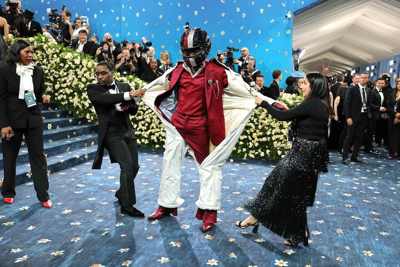 Schauspieler  Damson Idris schälte sich aus einem Formel-1-Anzug (Bild: AFP/DIA DIPASUPIL)